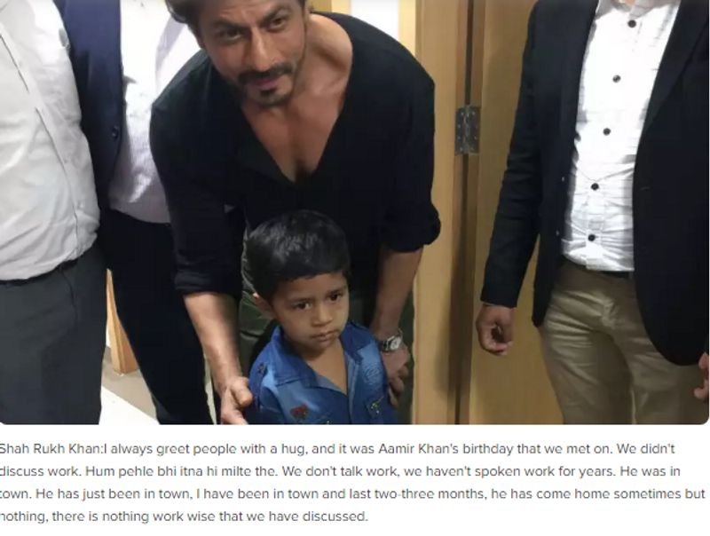 फैक्ट चेक
हमने गूगल रिवर्स सर्च इमेज से पता चलाया कि वायरल हो रही तस्वीर करीब तीन साल पुरानी है, हालांकि यह सच है कि शाहरुख खान के मीर फाउंडेशन ने मुजफ्फरपुर रेलवे स्टेशन वाले बच्चे की मदद की है। वायरल हो रही तस्वीर को जब हमने रिवर्स सर्च की मदद से ढूंढा तो हमें यह तस्वीर कुछ न्यूज आर्टिकल्स में मिल गई। 18 मार्च, 2017 को प्रकाशित हुई इस रिपोर्ट के अनुसार यह तस्वीर मुंबई के नानावटी अस्पताल की है, जहां शाहरुख खान बोन मैरो ट्रांसप्लांट सेंटर का उद्घाटन करने पहुंचे थे। आर्टिकल में इस समारोह की और भी तस्वीरें देखी जा सकती हैं।
हमें यह तस्वीर वेबलर डॉट कॉम नाम की एक वेबसाइट पर अपलोड किए गए एक वीडियो में भी दिखी। यह वीडियो 20 मार्च, 2017 को अपलोड किया गया था। वीडियो के साथ वॉइसओवर में यह कहते सुना जा सकता है कि तस्वीर नानावटी अस्पताल की ही है, जहां शाहरुख ने अपने नन्हे फैन के साथ पोज दिया।