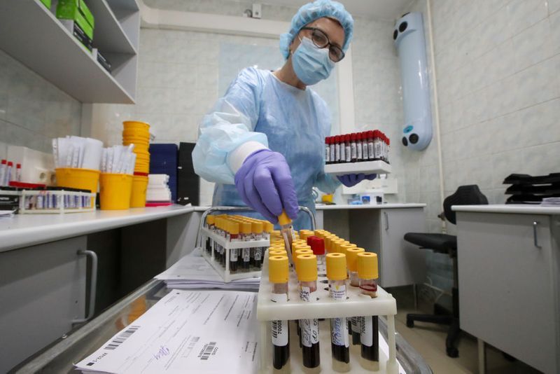 PFIZER का दावा- अक्टूबर तक तैयार हो जाएगी वैक्सीनवियाग्रा जैसी दवाओं का आविष्कार करने वाली अमेरिकन फार्मास्यूटिकल कंपनी Pfizer ने दावा किया है कि इस साल अक्टूबर के अंत तक उनकी वैक्सीन बनकर तैयार हो जाएगी।Pfizer के सीईओ अल्बर्ट बुर्ला ने 'द टाइम्स ऑफ इजराइल' के हवाले से बताया, 'अगर सबकुछ ठीक चलता रहा और हमें किस्मत का साथ मिला तो अक्टूबर के अंत तक वैक्सीन तैयार हो जाएगी। एक गुणकारी और सुरक्षित वैक्सीन के लिए हम भरपूर प्रयास कर रहे हैं।'