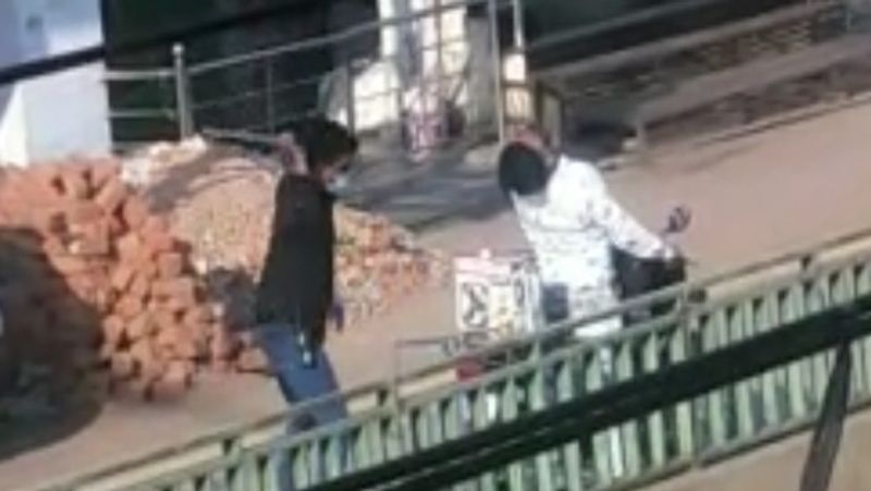 बता दें कि नितिन उपाध्याय की जिस इलाक़े के थानेदार हैं वो कंटेनमेंट ज़ोन है। जहां पर प्रशासन ने पूरी तरह से लॉकडाउन किया है। यानी लोगों को घर से निकलने पर मनाही है। शनिवार को इस इलाके में एक युवक की मौत हो गई थी। जहां देखते ही देखते लोगों की भीड़ लग गई। इस दौरान लॉकडाउन का उल्लंघन करने वालों पर थानेदार साहब जमकर डंडे बरसाने लगे। जो दिखाई दिया उस पर कहर बरसाने लगे। इसी दौरान किसी ने यह वीडियो बना लिया और सोशल मिडिया पर पोस्ट कर दिया।