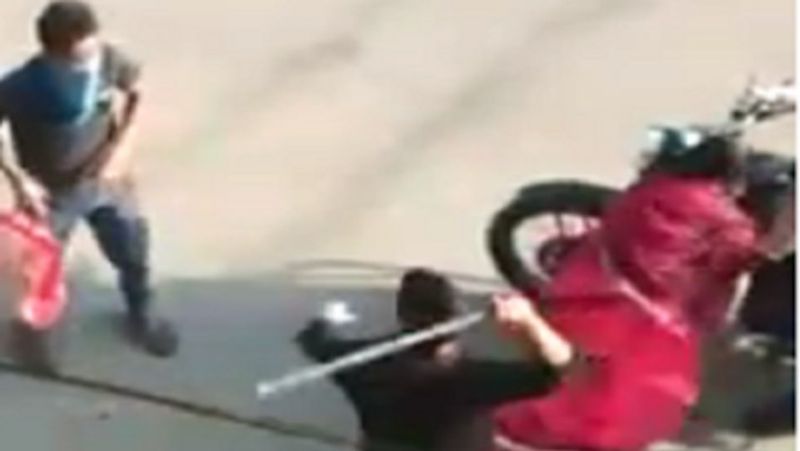 सोशल मीडिया पर वायरल हो रहे इस वीडियो में पुलिस इंस्पेक्टर का ये अमानवीय चेहरा साफ देखा जा सकता है। कैसे वह आम लोगों को बीच सड़क बर्बरता से पीट रहा है। इस घटना के बाद से रायपुर पुलिस की काफी आलोचना हो रही है।