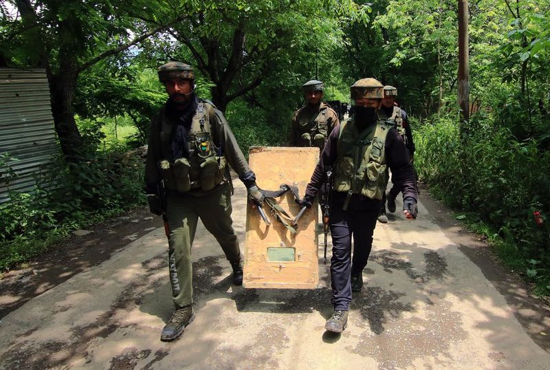 लेफ्टिनेंट जनरल बीएस राजू ने बताया कि पाकिस्तान समर्थित अलगाववादी संगठन जनता में झूठ का प्रसार करते हैं। लेकिन जनता को अब इस झूठ का पता चल गया है। इसलिए आतंकियों को जनता का समर्थन नहीं मिल रहा है। अब लोग इस हिंसा से बाहर आना चाहते हैं। 