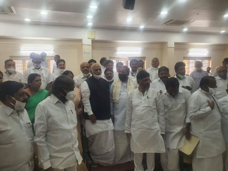 ಇದೇ ವೇಳೆ ಖರ್ಗೆಯವರ ಜತೆ ನಿಂತು ಒಗ್ಗಟ್ಟು ಪ್ರದರ್ಶಿಸಿದರು