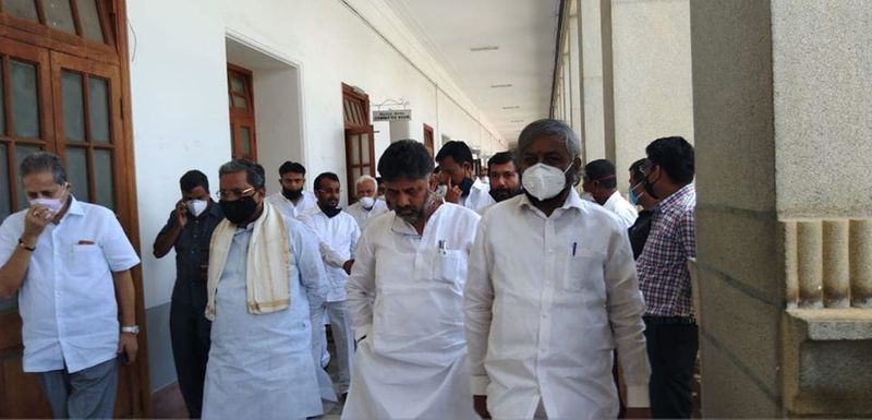 ಆದ್ರೆ, ದೇವೇಗೌಡ್ರ ನಾಮಪತ್ರ ಸಲ್ಲಿಕೆ ವೇಳೆ ಯಾವುದೇ ರಾಜ್ಯ ಕಾಂಗ್ರೆಸ್ ನಾಯಕರು ಹಾಜರಿಲ್ಲ. ಇದರಿಂದ ದೊಡ್ಡಗೌಡ್ರ ನಡೆ ಭಾರೀ ಕುತೂಹಲ ಮೂಡಿಸಿದೆ.
