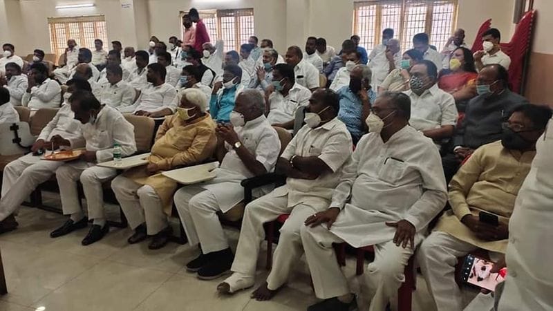 ಕೆಪಿಸಿಸಿ ಕಚೇರಿಯಲ್ಲಿ ಕೆಪಿಸಿಸಿ ಅಧ್ಯಕ್ಷರು ಹಾಗೂ ಶಾಸಕಾಂಗ ಪಕ್ಷದ ನಾಯಕರಾದ ಸಿದ್ದರಾಮಯ್ಯ ನವರ ನೇತೃತ್ವದಲ್ಲಿ ನಡೆದ ಶಾಸಕಾಂಗ ಪಕ್ಷದ ಸಭೆ ನಡೆಸಿದರು.