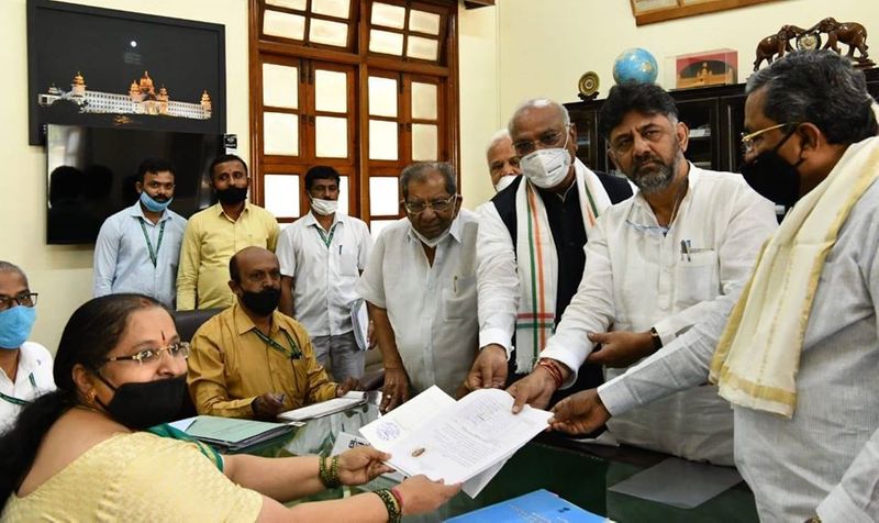 ರಾಜ್ಯಸಭೆ ಚುನಾವಣೆಗೆ ಕಾಂಗ್ರೆಸ್ ಪಕ್ಷದ ಅಭ್ಯರ್ಥಿಯಾಗಿ ಮಲ್ಲಿಕಾರ್ಜುನ ಖರ್ಗೆ ಅವರು ಇಂದು (ಸೋಮವಾರ)ನಾಮಪತ್ರ ಸಲ್ಲಿಸಿದರು.