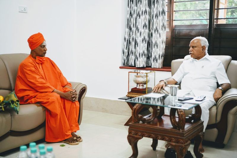ತುಮಕೂರಿನ ಸಿದ್ಧಗಂಗಾಮಠದ ಶ್ರೀ ಸಿದ್ಧಲಿಂಗಸ್ವಾಮಿಇಂದು ಬೆಳಗ್ಗೆ ಕಾವೇರಿ ನಿವಾಸದಲ್ಲಿಸೌಹಾರ್ದಯುತವಾಗಿ ಸಿಎಂ ಭೇಟಿಯಾಗಿ ಮಾತುಕತೆ