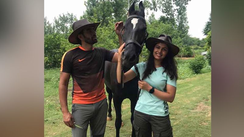 हार्स राइडिंग के दौरान मनु भाकर के साथ उनके भाई अखिल और अजीत नांदल भी थे।