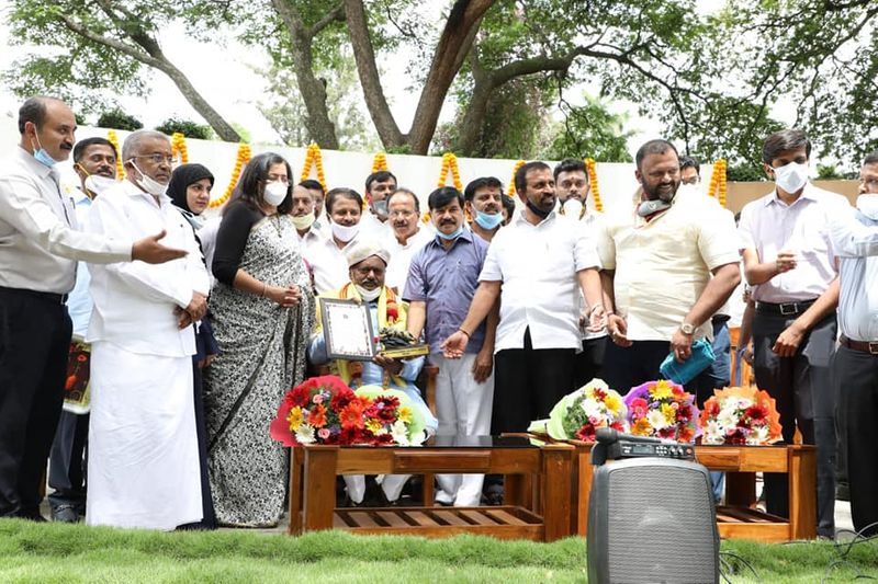 ನಮ್ಮೊಂದಿಗೆ ಸಂಸದರಾದ ಸುಮಲತಾ ಅಂಬರೀಷ್ ಜಿಲ್ಲಾಧಿಕಾರಿ ಅಭಿರಾಂ ಜಿ. ಶಂಕರ್, ಶಾಸಕರಾದ ಎಸ್.ಎ ರಾಮದಾಸ್, ಜಿ.ಟಿ.ದೇವೇಗೌಡ, ಎಲ್. ನಾಗೇಂದ್ರ, ಹರ್ಷವರ್ಧನ್, ಡಿಸಿಪಿ ಪ್ರಕಾಶ್ ಗೌಡ, ಮೇಯರ್ ತಸ್ನಿಂ, ಜಿಪಂ ಸಿಇಒ ಪ್ರಶಾಂತ್ ಕುಮಾರ್, ಅಕ್ಕ ಸಂಘಟನೆಯ ಮಾಜಿ ಅಧ್ಯಕ್ಷರಾದ ಶಿವಮೂರ್ತಿ ಕಿಲಾರ್ ಸೇರಿ ಅಧಿಕಾರಿಗಳು ಉಪಸ್ಥಿತರಿದ್ದರು.