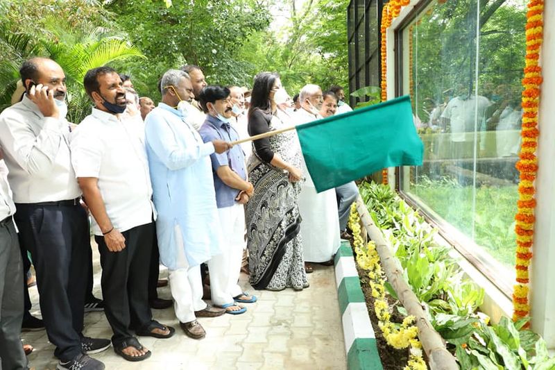 ಅಪರೂಪದ ತಳಿಯಾಗಿರುವ ಬಿಳಿ ಹುಲಿ ಸಂಚರಿಸಲು ಅನುಕೂಲವಾಗುವಂತೆ ನೂತನವಾಗಿ ನಿರ್ಮಿಸಲಾಗಿರುವ ಎನ್ಕ್ಲೂಶರ್ ಅನ್ನು ಹಸಿರು ಬಾವುಟ ತೋರ್ಪಡಿಸುವ ಮೂಲಕ ಅನಾವರಣಗೊಳಿಸಲಾಯಿತು. ಇಲ್ಲಿ ಪ್ರಸ್ತುತ ಸಾರಾ ಎಂಬ ಹೆಣ್ಣು ಬಿಳಿ ಹುಲಿ ವಿಹಾರಕ್ಕೆ ವ್ಯವಸ್ಥೆ ಮಾಡಲಾಗಿದೆ.