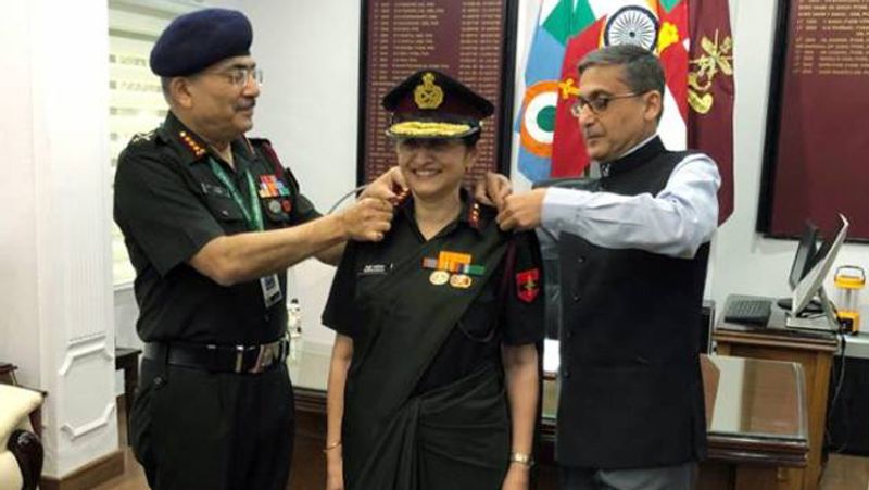 यह भी दिलचस्प है कि भारत के इतिहास में यह पहला मौका है, जब कोई दम्पती इस पद तक पहुंचा है। माधुरी के पति राजीव कानिटकर(राइट में) भी लेफ्टिनेंट जनरल रहे हैं। वे हाल में सेवानिवृत्त हुए हैं।
