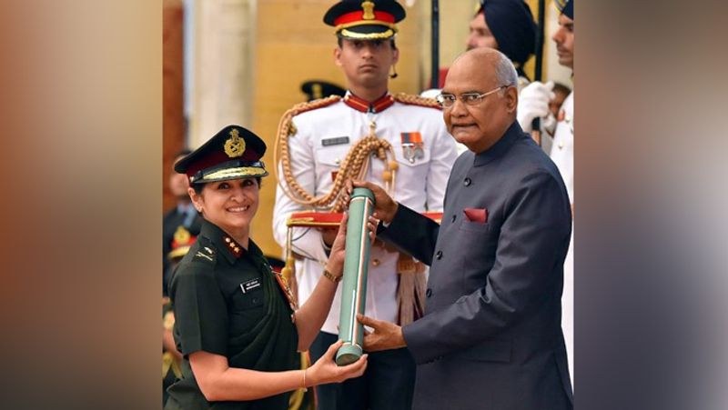 माधुरी इससे पहले मेजर जनरल के पद पर पुणे के आर्म्ड फोर्स मेडिकल कॉलेज (AFMC) की डीन थीं। राष्ट्रपति से सम्मान लेतीं माधुरी।