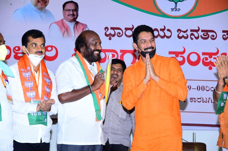ರಾಜ್ಯ ಪ್ರವಾಸದಲ್ಲಿರುವ ಬಿಜೆಪಿ ರಾಜ್ಯಾಧ್ಯಕ್ಷರಾದ ನಳೀನ್ ಕುಮಾರ್ ಕಟೀಲ್ ಅವರಿಗೆ ರಾಜ್ಯಸಭಾ ಸದಸ್ಯ ಅಭ್ಯರ್ಥಿಯಾಗಿ ನಾಮ ನಿರ್ದೇಶನಗೊಂಡಿರುವ ಅಶೋಕ್ ಗಸ್ತಿ ಭೇಟಿಯಾದರು.