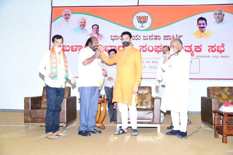 ಕೊಪ್ಪಳ ಜಿಲ್ಲೆಯ ಕನಕಗಿರಿ ವಿಧಾನಸಭಾ ಕ್ಷೇತ್ರದ ಕಾರಟಗಿಯಲ್ಲಿ ನಡೆಯುತ್ತಿದ್ದ ಪಕ್ಷದ ಸಭೆ ವೇಳೆ ಕಟೀಲ್ ಹಾಗೂ ಅಶೋಕ್ ಗಸ್ತಿ ಮುಖಾಮುಖಿ ಭೇಟಿಯಾದರು.