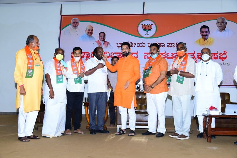 ಈ ವೇಳೆ ರಾಜ್ಯಾಧ್ಯಕ್ಷರಾದ ನಳೀನ್ ಕುಮಾರ್ ಕಟೀಲ್ಮ ಅಶೋಕ್ ಗಸ್ತಿ ಅವರಿಗೆ ಸಿಹಿ ತಿನ್ನಿಸಿ, ಅಭಿನಂದನೆ ಸಲ್ಲಿಸಿದರು