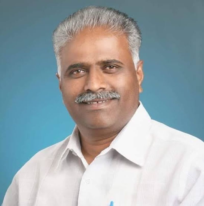 ರಾಜ್ಯಸಭಾ ಸದಸ್ಯ ಅಭ್ಯರ್ಥಿಗಳಾಗಿ ನಾಮ ನಿರ್ದೇಶನಗೊಂಡಿರುವ ಅಶೋಕ್ ಗಸ್ತಿ ಅವರಿಗೆ ಸಿಹಿ ತಿನ್ನಿಸಿ, ಅಭಿನಂದನೆ ಸಲ್ಲಿಸಿದರೆ, ಈರಣ್ಣ ಕಡಾಡಿ ಅವರಿಗೆ ದೂರವಾಣಿ ಮೂಲಕ ಮಾತನಾಡಿ ಅಭಿನಂದನೆ ಸಲ್ಲಿಸಿದ ಕಟೀಲ್.