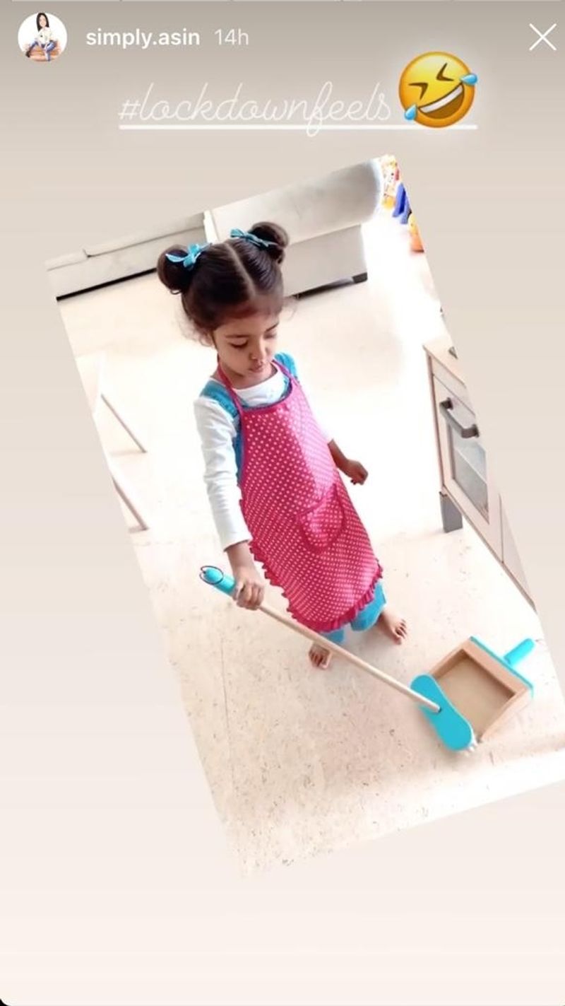 குக்கிங்கில் மட்டும் அல்ல, கிளீனிங் வேலையிலும் தூள் கிளப்பியுள்ளார் அரின்.