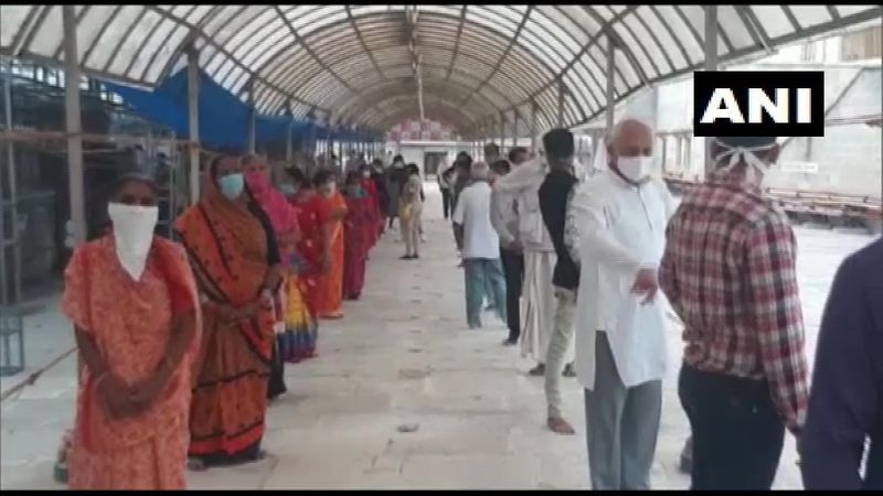 मंदिर खुलते ही द्वारका मंदिर में भक्तों की कतार दिखाई दी। इस दौरान सोशल डिस्टेंसिंग के नियमों के साथ लोग भगवान के दर्शन के लिए अपनी बारी का इंतजार करते रहे। 