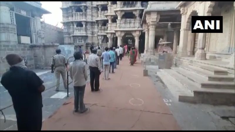 द्वारका मंदिर 75 दिनों बाद खुला। इस दौरान भगवान के दर्शन के लिए भक्त काफी उत्साहित दिखे। 