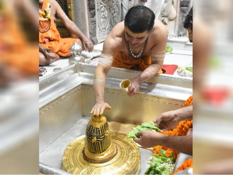 रोज की तरह सोमवार सुबह भी बाबा विश्वनाथ का विधि विधान से पूजन-अर्चन किया गया, लेकिन आम लोगों के लिए मंदिर के पट नहीं खुले। मंगलवार सुबह मंगला आरती के बाद आमजनों को प्रवेश दिया जाएगा।