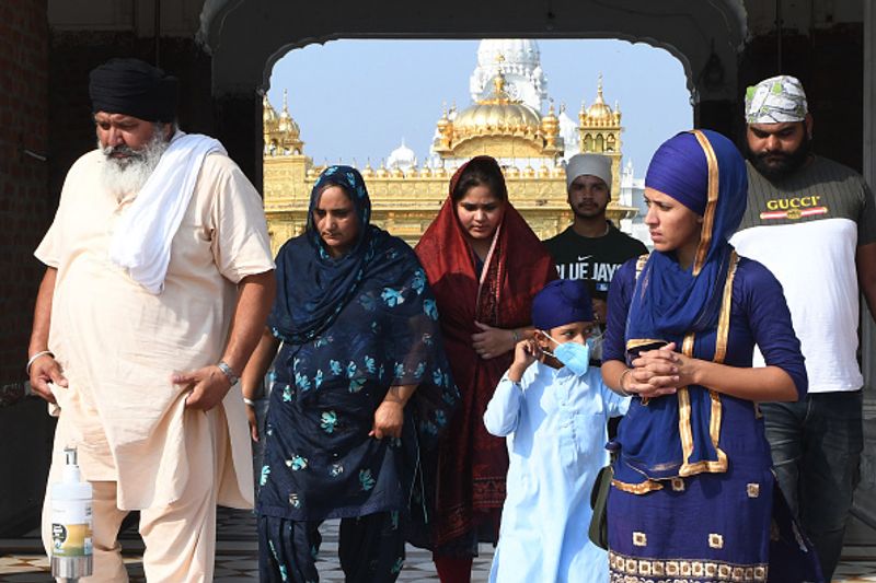 पंजाब के अमृतसर स्थित स्वर्ण मंदिर आज से आम लोगों के लिए खोल दिए गए। इस दौरान सोशल डिस्टेंसिंग के नियम और अन्य गाइडलाइनों का पालन किया गया। 