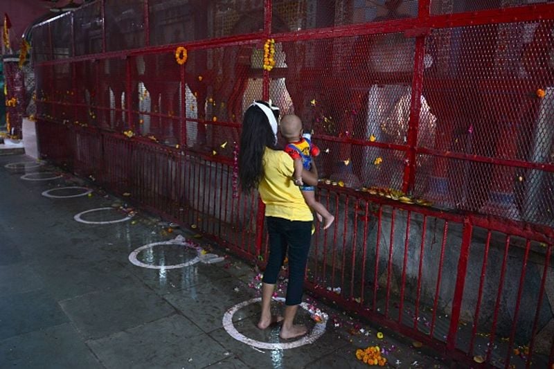 देश के अधिकांश मंदिर आज खुल गए। वहीं, उड़ीसा सरकार ने जगन्नाथ मंदिर को बंद रखा है। अन्य मंदिरों में सोशल डिस्टेंसिंग के नियमों के पालन के लिए चिन्ह बनाए गए हैं। 