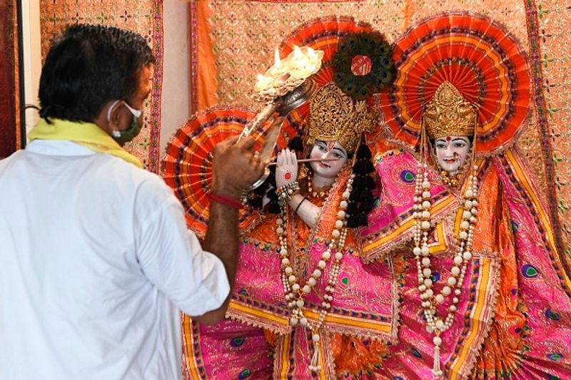 मंदिरों के पट आम लोगों के लिए खुलते ही श्रद्धालुओं दर्शन के लिए पहुंचे। 