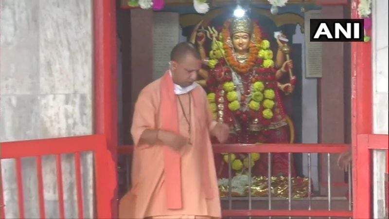 उत्तर प्रदेश के सीएम योगी आदित्यनाथ गोरखपुर पहुंचे। जहां उन्होंने गोरखनाथ मंदिर में पूजा-अर्चना की। 