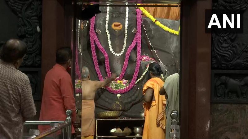 कर्नाटक के बेंगलुरु स्थित डोडा गणपति मंदिर की यह तस्वीर। 75 दिनों बाद यह मंदिर श्रद्धालुओं के लिए खोला गया है। लॉकडाउन की वजह से देश के सभी धार्मिक स्थल बंद चल रहे थे।