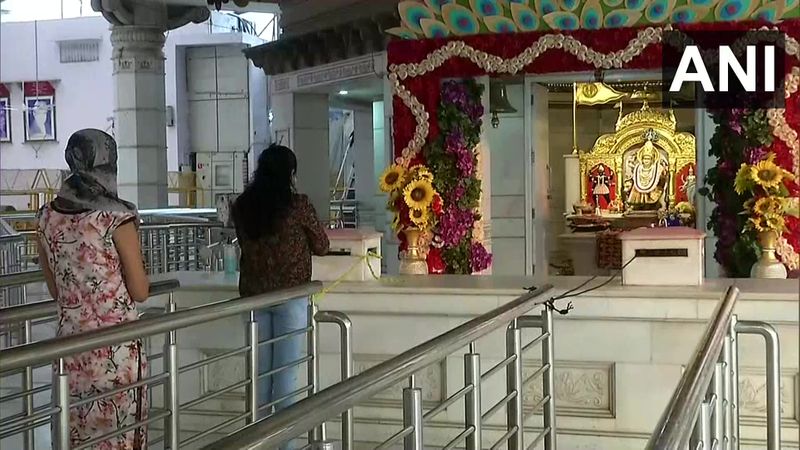 दिल्ली के झंडेवालन मंदिर आज खुलने के बाद पूजा के लिए श्रद्धालु आए। इस दौरान सोशल डिस्टेंसिंग के नियमों का पालन करते हुए लोगों ने पूजा-अर्चना की। मंदिर खुलेने के बाद घंटी बजाने का इजाजत किसी को नहीं दी गई है। इसके साथ ही मूर्तियों को भी किसी को छूने की अनुमति नहीं है।