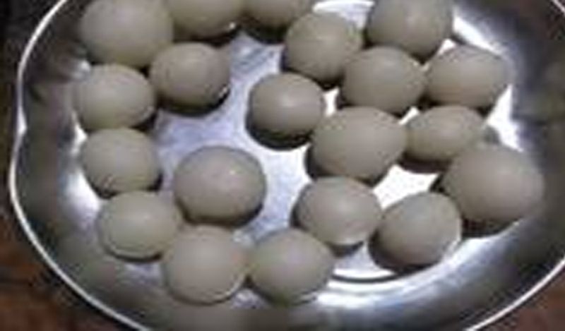 अब हाथों में थोड़ा घी लगाएं और इस पेस्ट से छोटी-छोटी लोइयां बना लें।
