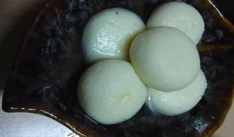 जब चाशनी तैयार हो जाए तो आटे की लोइयों को चाशनी में डाल दें। इसके बाद इसे 5 मिनट तक उबालें। 