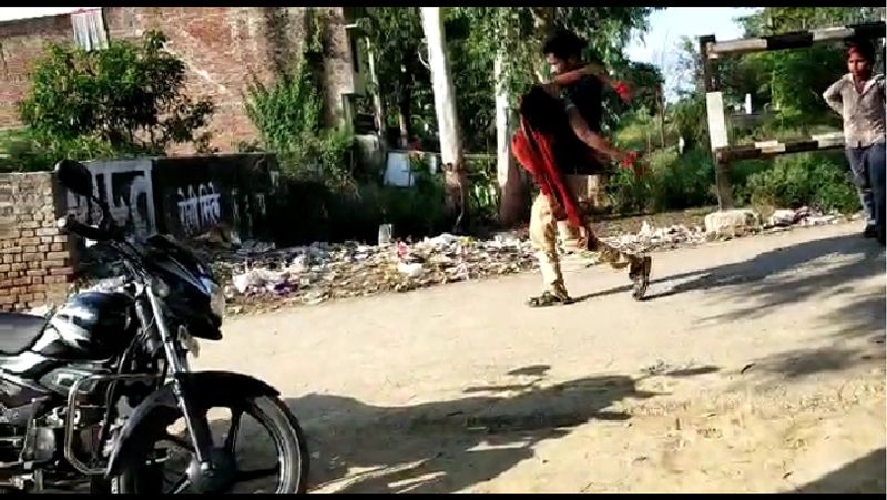 मामला इटियाथोक थाना क्षेत्र के मरदनपुरवा गांव का है। बताया गया कि अमन शुक्ल की पत्नी गीता देवी का विवाह पांच वर्ष पूर्व हुआ था। मायका कुछ ही दूरी पर स्थित ग्राम वादीपुर में है। बताया जाता है कि ससुराल में आए दिन पति पत्नी के बीच विवाद हुआ करता था।
