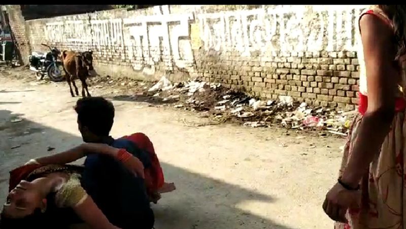 आशंका है कि रास्ते में उसने कोई जहरीला पदार्थ खा लिया। पति को जब इसकी जानकारी हुई तो वह उसे दिखाने बहलोलपुर लाया। स्थिति ठीक न होने पर उसने एम्बुलेंस के लिए फोन किया। एम्बुलेंस मौके पर पहुंचती, उससे पहले ही अमन पत्नी को कंधे पर लादकर उस ओर दौड़ पड़ा। महिला को नजदीकी अस्पताल ले गया, जहाँ से उसे जिला अस्पताल के लिए रेफर कर दिया गया।