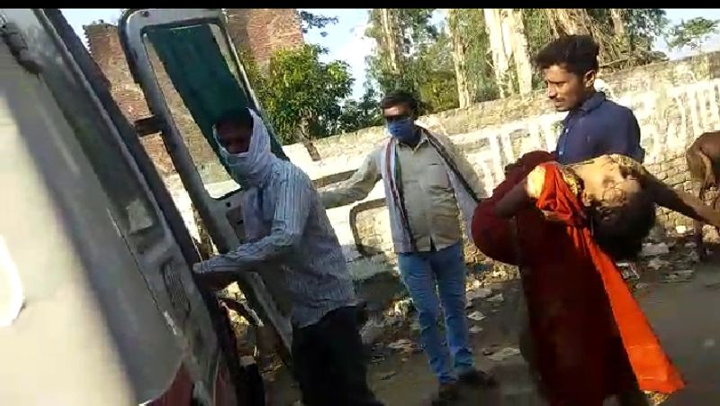 जिला अस्पताल पहुंचने से पहले ही उसकी मौत हो गई। पति द्वारा पत्नी को कंधे पर लादकर दौड़ लगाने का वीडियो वायरल होने पर लोग एम्बुलेंस सेवा पर देरी का आरोप लगा रहे। हालांकि पीड़ित पति का कहना है कि एम्बुलेंस पहुंचने पर वह कुछ दूरी तक दौड़ा।
