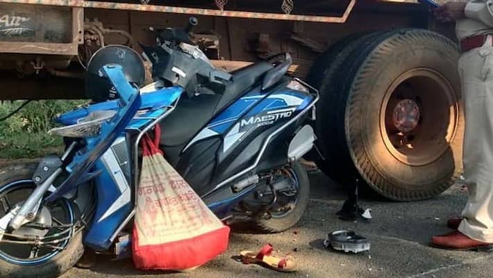 jharkhand road accident truck hit the scooty mother dies and daughter injured kpr jharkhand road accident truck hit the scooty mother dies and daughter injured kpr