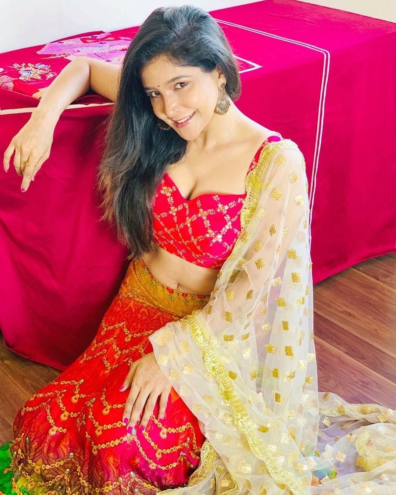 இப்போது எல்லாம் டாப் ஆங்கிளில் போட்டோ ஷூட்களை அதிகரித்து விட்ட சாக்ஷி அகர்வால் ரசிகர்களுக்கு அதிர்ச்சி மேல் அதிர்ச்சி கொடுத்து வருகிறார். ஒட்டுமொத்த முன்னழகையும் ஒரே ஷார்ட்டில் காட்டுவது போன்ற ஹாட் போட்டோக்களை தட்டிவிட்டு இளசுகளை இம்சித்து வருகிறார் சாக்ஷி அகர்வால் 