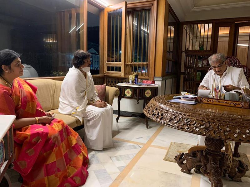 ಇಂದು (ಸೋಮವಾರ) ಮೊದಲ ದಿನವೇ ಕುಮಾರ್ ಬಂಗಾರಪ್ಪ ಅವರು ಕುಟುಂಬದವರೊಂದಿಗೆ ಧರ್ಮಸ್ಥಳಕ್ಕೆ ಭೇಟಿ ನೀಡಿ, ಶ್ರೀ ಮಂಜುನಾಥ ಸ್ವಾಮಿ ದರ್ಶನ ಪಡೆದರು.ಬಳಿಕ ಧರ್ಮಾಧಿಕಾರಿಗಳಾದ ವಿರೇಂದ್ರ ಹೆಗ್ಗಡೆಯವರನ್ನು ಭೇಟಿ ಮಾಡಿದರು