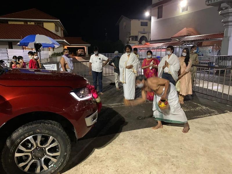 ಕುಮಾರ್ ಬಂಗಾರಪ್ಪ ಅವರು ಖರೀದಿಸಿರುವ ಫೋರ್ಡ್ ಎಂಡೆವರ್ ಹೊಸ ಕಾರಿಗೂ ಪೂಜೆ ಮಾಡಿಸಿದರು