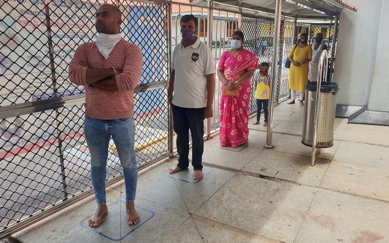ಛತ್ರದ 225 ಸಿಬ್ಬಂದಿ ಪೈಕಿ ಶೇ. 50 ರಷ್ಟು ಮಂದಿಗೆ ಮಾತ್ರ ಅವಕಾಶ ನೀಡಲಾಗಿದೆ. ಭಕ್ತರ ಮಧ್ಯೆ ನಾಲ್ಕು ಅಡಿ ಅಂತರ ಕಡ್ಡಾಯಗೊಳಿಸಲಾಗಿದೆ.