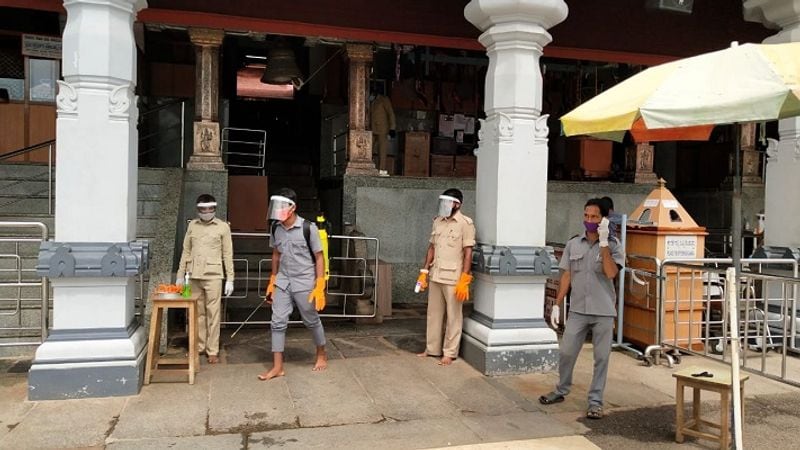 350 ಭಕ್ತರಿಗಷ್ಟೇ ನಿಲ್ಲಲು ಅವಕಾಶ ಮಾಡಲಾಗಿದೆ. ಸಿಬ್ಬಂದಿಗಳು, ಭಕ್ತಾದಿಗಳು ಮಾಸ್ಕ್ ಧರಿಸುವುದು ಕಡ್ಡಾಯ.