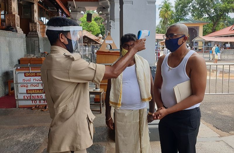 ಬಂದ ಭಕ್ತರಿಗೆ ಥರ್ಮಲ್ ಟೆಸ್ಟಿಂಗ್ ಕೂಡಾ ನಡೆಸಲಾಗಿದೆ