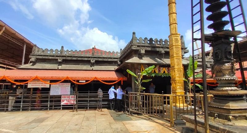 ಕೊಲ್ಲೂರಿನ ಶ್ರೀ ಮೂಕಾಂಬಿಕಾ ದೇವಸ್ಥಾನದಲ್ಲಿ ಸೋಮವಾರದಿಂದ ಭಕ್ತರಿಗೆ ಶ್ರೀ ದೇವಿಯ ದರ್ಶನಕ್ಕೆ ಅವಕಾಶ ಕಲ್ಪಿಸಲಾಗಿದೆ. ದರ್ಶನಕ್ಕೆ ಬರುವ ಭಕ್ತರಿಂದಾಗಿ ಸೋಂಕು ಹರಡದಂತೆ ದೇವಸ್ಥಾನದ ಆಡಳಿತ ಮಂಡಳಿ ಸಾಕಷ್ಟುಮುನ್ನೆಚ್ಚರಿಕೆ ಕ್ರಮಗಳನ್ನು ಕೈಗೊಂಡಿದೆ.