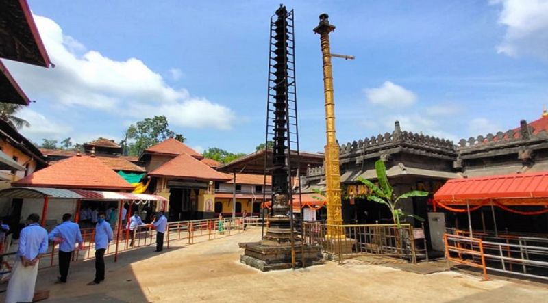 ಗರ್ಭಗುಡಿಯ ಎದುರಿನ ಮುಖ್ಯ ದ್ವಾರದ ಮೂಲಕ ದೇವಿಯ ದರ್ಶನಕ್ಕೆ ಅವಕಾಶ ಮಾಡಲಾಗಿದೆ. ಜಿಲ್ಲೆಯಲ್ಲಿ ಕೊರೋನಾ ಮಾಹಾಮಾರಿ ವ್ಯಾಪಿಸುತ್ತಿರುವುದರಿಂದ ದೇವರ ಗರ್ಭಗುಡಿಯ ತನಕ ಪ್ರವೇಶ ಅವಕಾಶ ನಿರಾಕರಿಸಲಾಗಿದೆ.