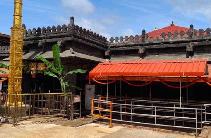 ಬೆಳಗ್ಗೆ 5 ಗಂಟೆಗೆ ದೇವಸ್ಥಾನದ ಬಾಗಿಲು ತೆರೆಯಲಾಗಿದ್ದು, 5.30ರಿಂದ ಬೆಳಿಗ್ಗೆ 7.30ರ ತನಕ ಮತ್ತು 10.30ರಿಂದ ಮಧ್ಯಾಹ್ನ 1.30ರ ತನಕ, ಮಧ್ಯಾಹ್ನ 3 ಗಂಟೆಯಿಂದ ಸಂಜೆ 6 ಗಂಟೆ ತನಕ ಭಕ್ತರಿಗೆ ದೇವರ ದರ್ಶನಕ್ಕೆ ಅವಕಾಶ ಮಾಡಿಕೊಡಲಾಗಿದೆ.
