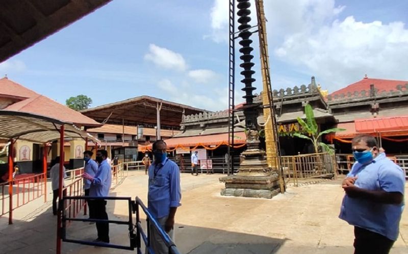 ಭಕ್ತರು ಕಡ್ಡಾಯವಾಗಿ ಮಾಸ್ಕ್ ಧರಿಸಿ ಒಳಗೆ ಬರಬೇಕು. ಸಾಮಾಜಿಕ ಅಂತರ ಕಾಪಾಡಬೇಕು. 60 ವರ್ಷ ಮೇಲ್ಪಟ್ಟವರು ಹಾಗೂ ಸಣ್ಣ ಮಕ್ಕಳು ಇನ್ನು 15 ದಿನ ದೇವಸ್ಥಾನಕ್ಕೆ ಬರಬಾರದು. ಈಗ ಯಾವುದೇ ಅನ್ನ ಪ್ರಸಾದ ನೀಡುತ್ತಿಲ್ಲ. ಮುಂದೆ ಹಂತ ಹಂತವಾಗಿ ಅನ್ನಪ್ರಸಾದಕ್ಕೆ ವ್ಯವಸ್ಥೆ ಮಾಡಲಾಗುವುದು. ಸೋಮವಾರ ಸುಮಾರು 150 ಜನ ದೇವಸ್ಥಾನಕ್ಕೆ ಬಂದಿದ್ದಾರೆ. ಇದು ಮಳೆಗಾಲ ಆದ್ದರಿಂದ ದಿನಕ್ಕೆ 500 ಜನ ಭಕ್ತರು ಬರಬಹುದು ಎಂದು ಅಂದಾಜಿಸಲಾಗಿದೆ ಎಂದುಬಮುಖ್ಯ ಕಾರ್ಯನಿರ್ವಹಣಾಧಿಕಾರಿಅರವಿಂದ ಸುತ್ತುಗುಂಡಿ ತಿಳಿಸಿದ್ದಾರೆ.