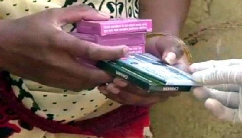 जनसंख्या स्थिरीकरण के लक्ष्य की प्राप्ति के लिए फ्रंट लाइन आशा कार्यकर्ताओं और एनएनएम द्वारा कोरोना संक्रमण का घर-घर सर्वें किया जा रहा है। इस दौरान दो-दो पैकेट कंडोम उपलब्ध कराए जा रहे हैं।
