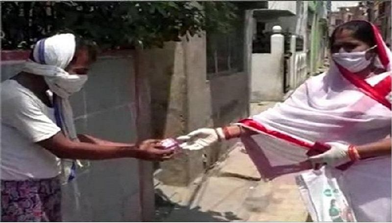 स्वास्थ्य विभाग के अधिकारी बताते हैं कि अगर कोई मजदूर यहां से छूट जाता है तो डोर-टू-डोर स्क्रीनिंग के दौरान आशा बहू उन्हें घर पर कंडोम के दो पैकेट दे रही हैं। 