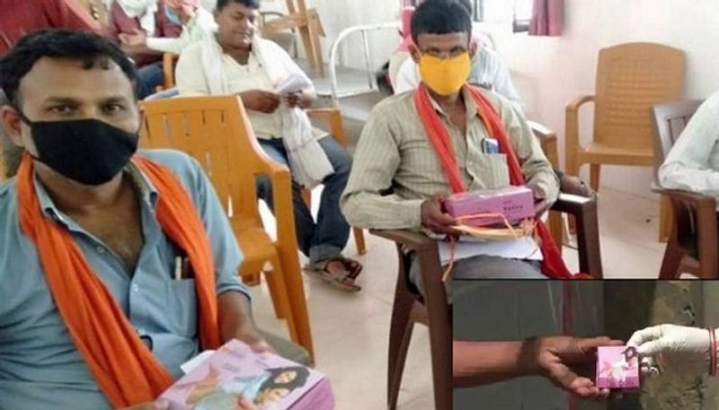 स्वास्थ्य विभाग के अधिकारी बताते हैं कि कंडोम वितरण काम में विभाग की मदद केयर इंडिया नाम की एक एनजीओ कर रही है।