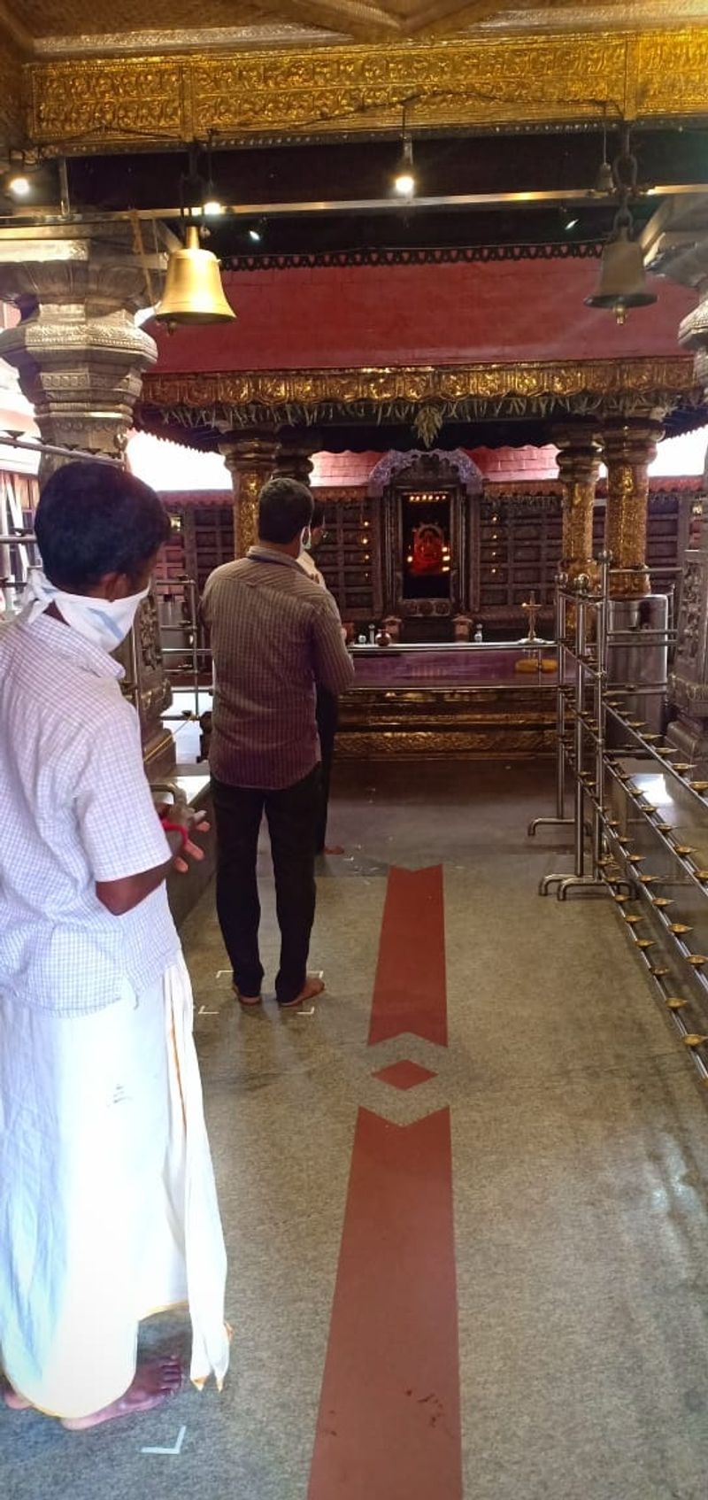 ದೇವಸ್ಥಾನಗಳಲ್ಲಿ ಭಕ್ತರ ಸಂಖ್ಯೆ ವಿರಳವಾಗಿತ್ತು