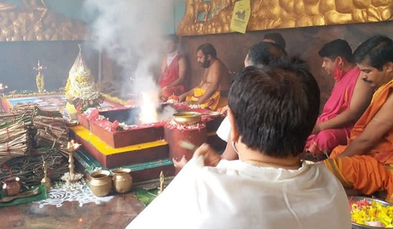 ಮಂಗಳೂರಿನ ಮಂಗಳಾದೇವಿ ಹಾಗೂ ಕದ್ರಿ ದೇವಸ್ಥಾನದಲ್ಲಿ ಎಲ್ಲ ಸೇವೆಗಳಿಗೆ ಅವಕಾಶ ಕಲ್ಪಿಸಲಾಗಿದೆ. ಆದರೆ ಕಟೀಲು ಮತ್ತು ಶರವು ಮಹಾಗಣಪತಿ ದೇವಸ್ಥಾನ ವಿಳಂಬವಾಗಿ ದರ್ಶನಕ್ಕೆ ತೆರೆದುಕೊಳ್ಳಲಿದೆ. ಕುದ್ರೋಳಿ ಶ್ರೀಗೋಕರ್ಣನಾಥ ಕ್ಷೇತ್ರದಲ್ಲಿ ಲೋಕಕಲ್ಯಾಣಾರ್ಥ ಹಾಗೂ ಕೊರೋನಾ ನಿರ್ಮೂಲನೆಗೆ ಧನ್ವಂತರಿ ಯಾಗ ಮತ್ತು ಶತ ಸೀಯಾಳಾಭಿಷೇಕ ನೆರವೇರಿತು.